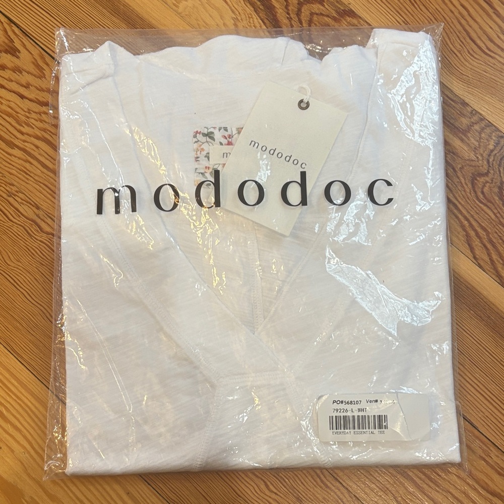 Mododoc White V-Neck size L